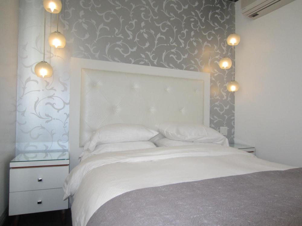 Deluxe Queen Room with City View interior